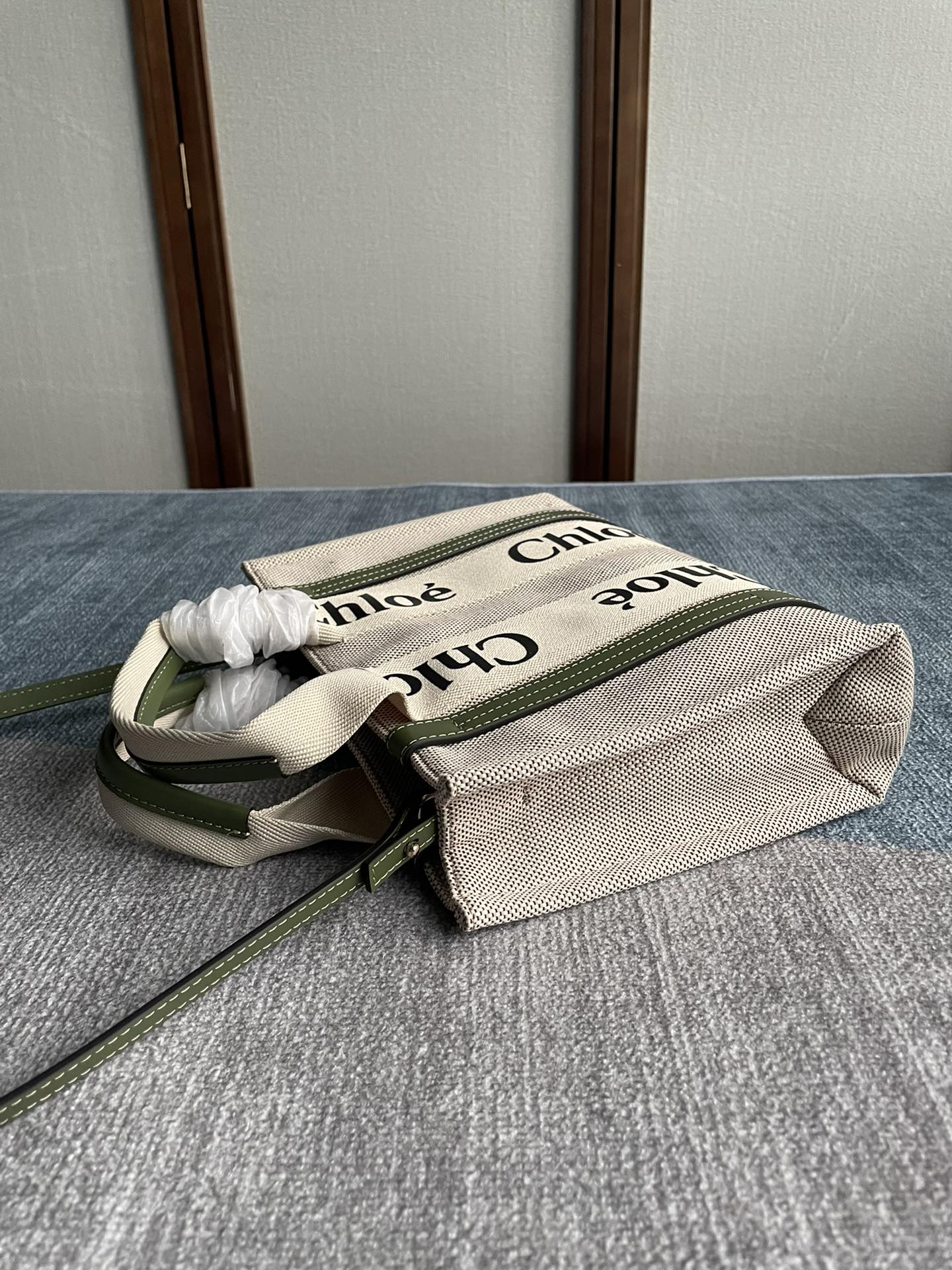 SMALL STRAP WOODY TOTE BAG 26.5 IN BEIGE LINEN CANVAS BLACK WEBBING LOGO EMBROIDER GREEN CALFSKIN
