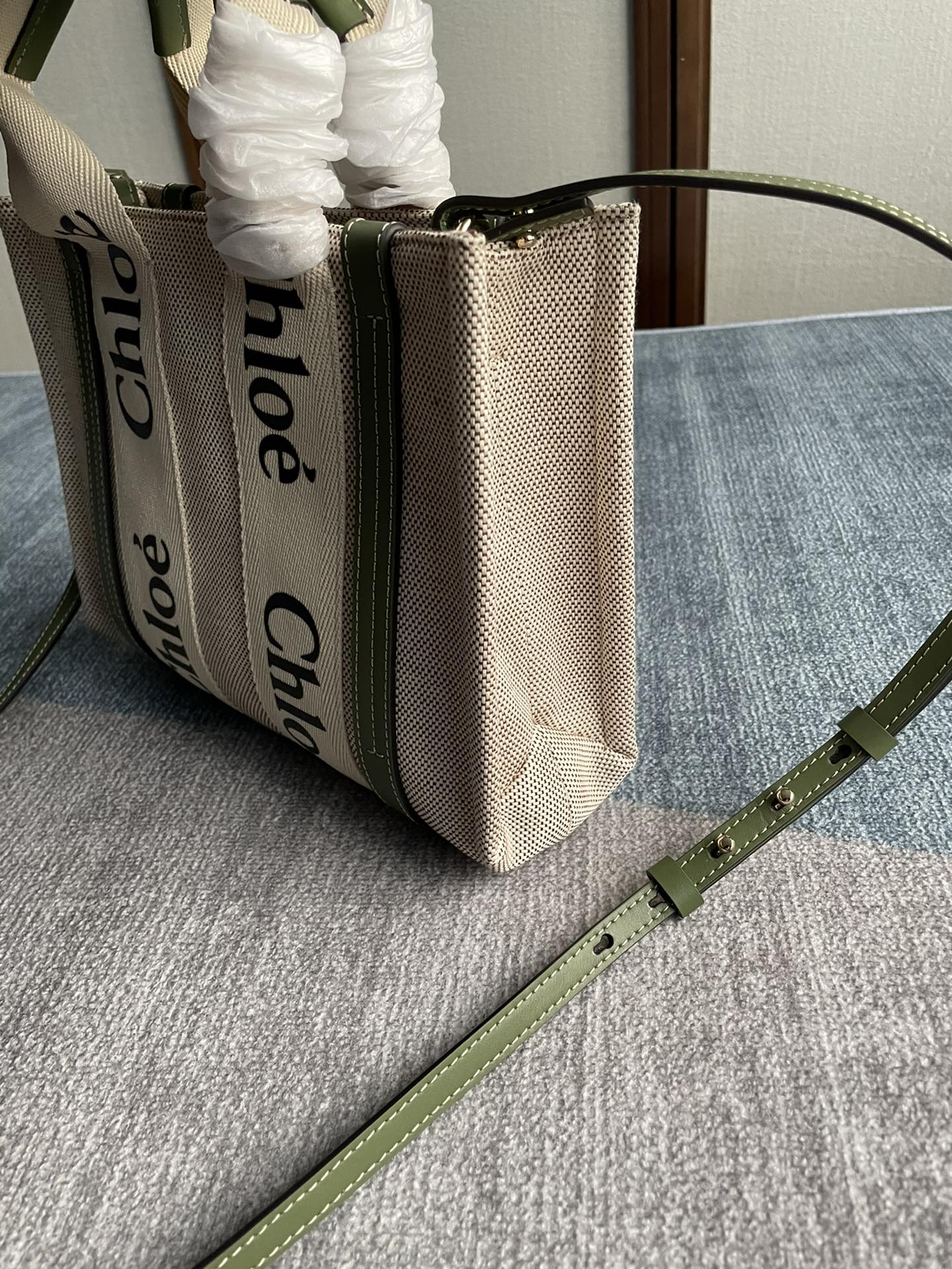 SMALL STRAP WOODY TOTE BAG 26.5 IN BEIGE LINEN CANVAS BLACK WEBBING LOGO EMBROIDER GREEN CALFSKIN