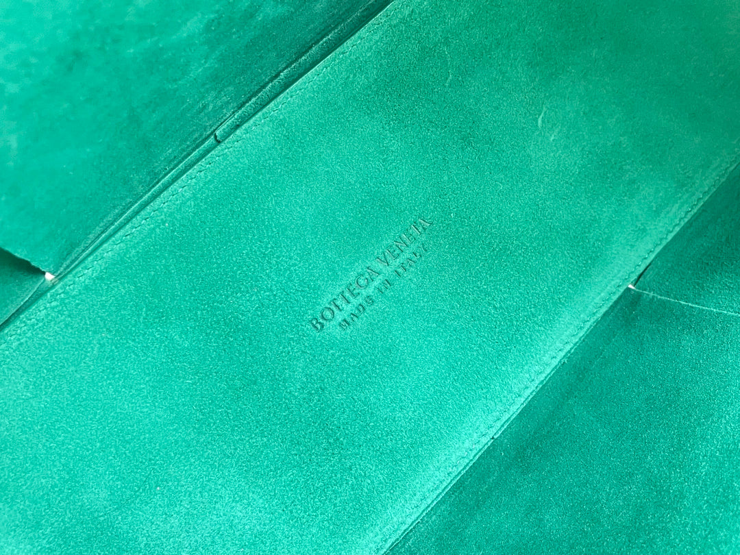 ARCO TOTE 36 IN KAITOKE GREEN CALFSKIN