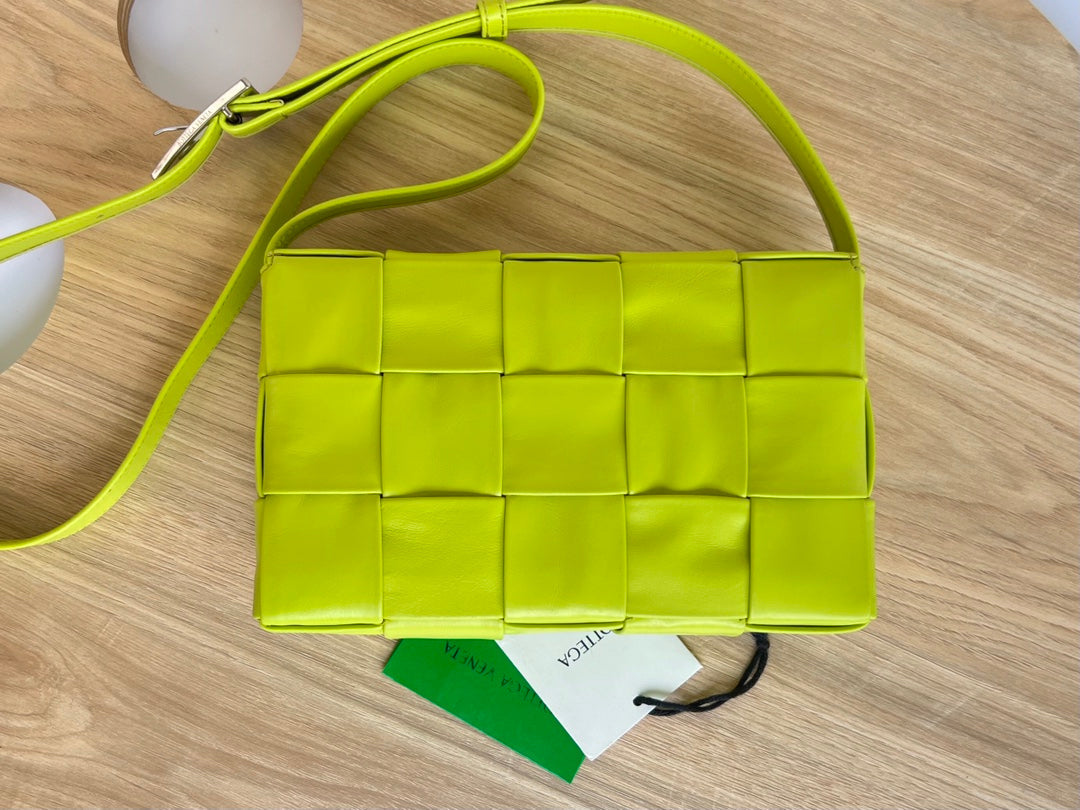SMALL CASSETTE 23 IN VOLT GREEN CALFSKIN