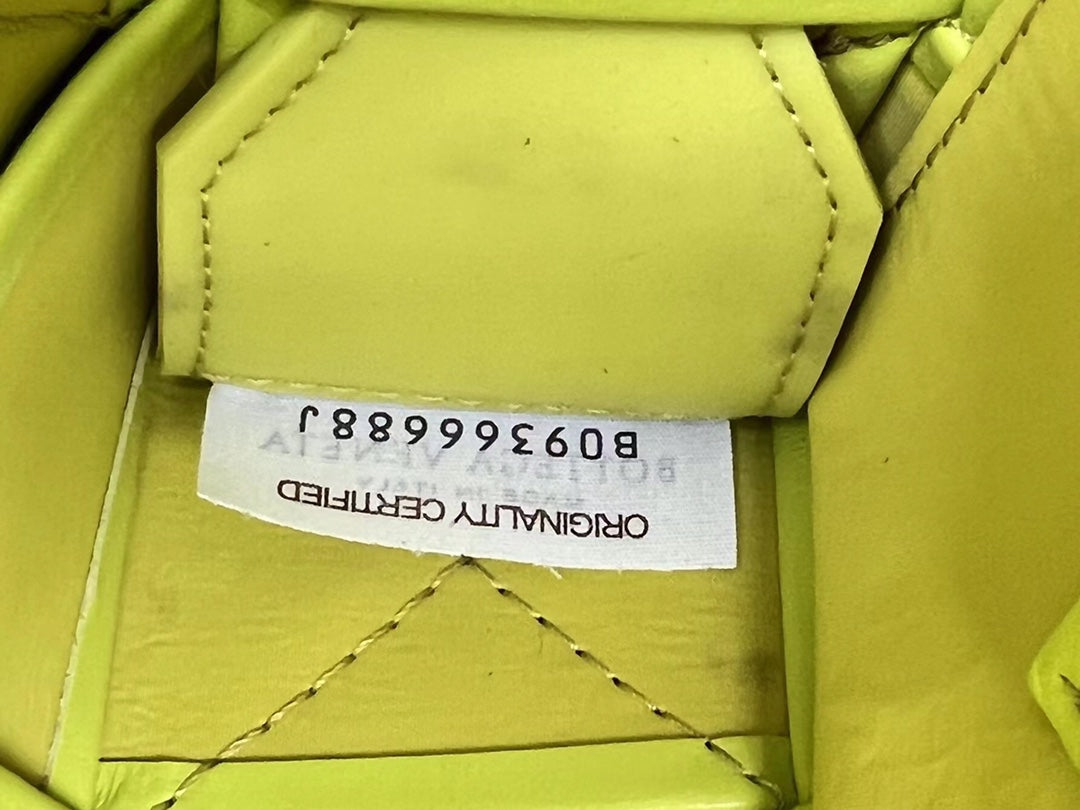 SMALL CASSETTE 23 IN VOLT GREEN CALFSKIN