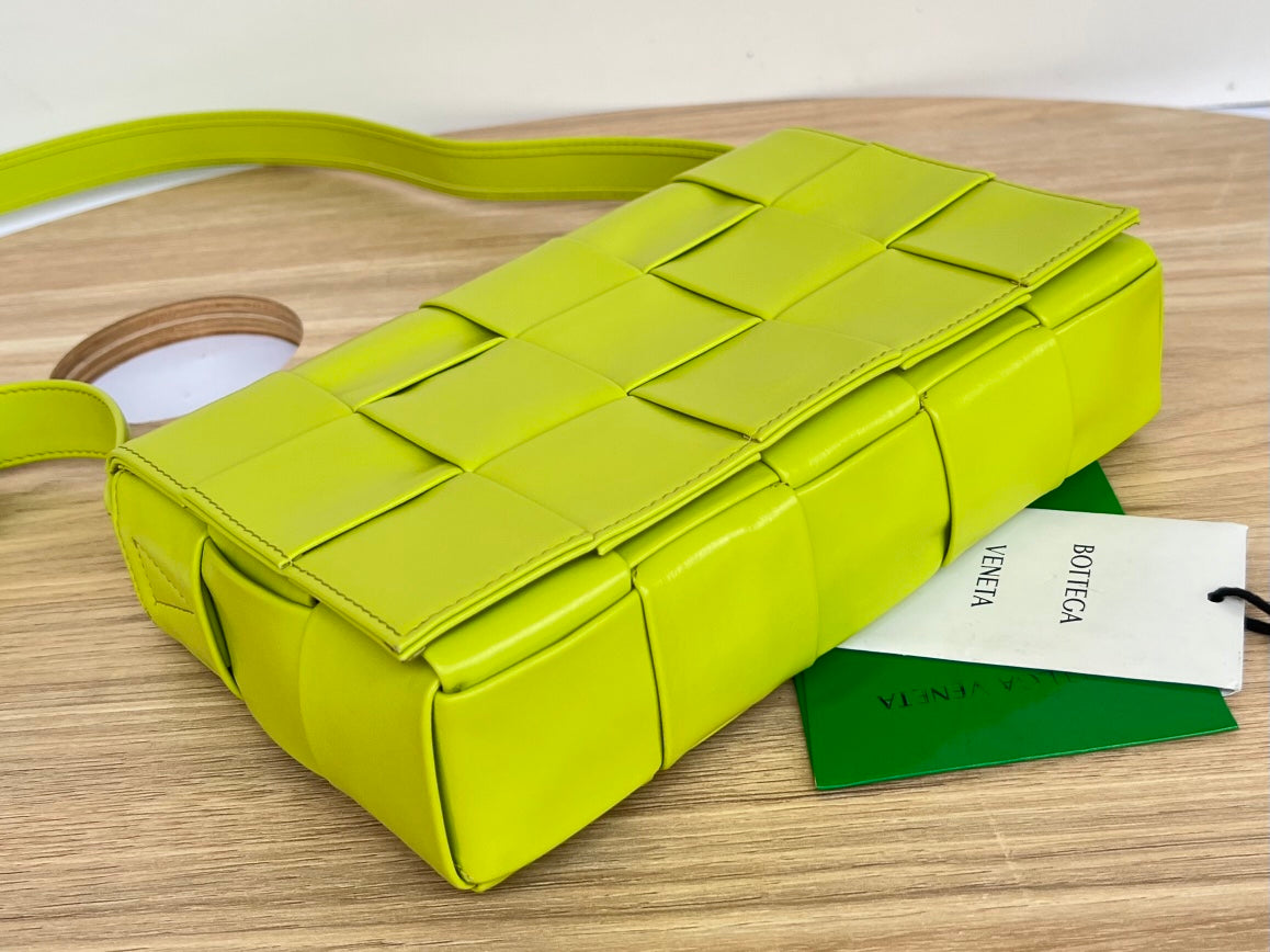 SMALL CASSETTE 23 IN VOLT GREEN CALFSKIN