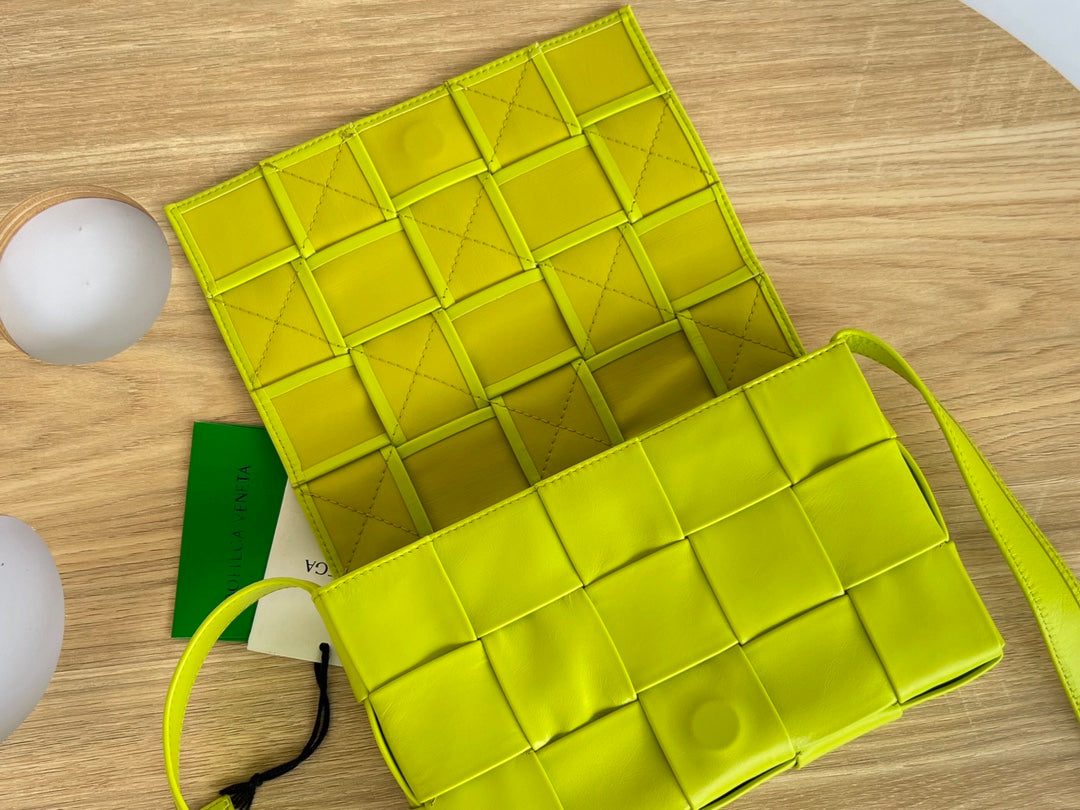 SMALL CASSETTE 23 IN VOLT GREEN CALFSKIN