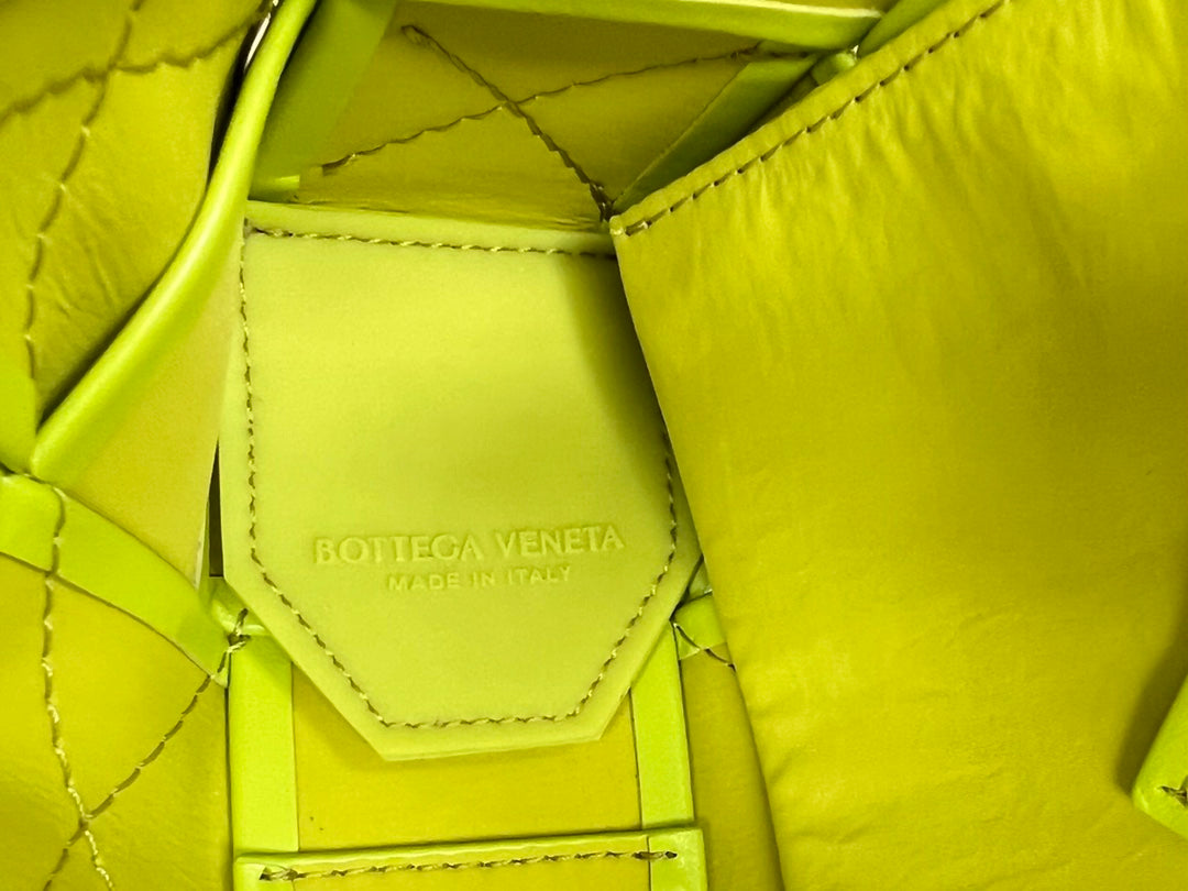 SMALL CASSETTE 23 IN VOLT GREEN CALFSKIN
