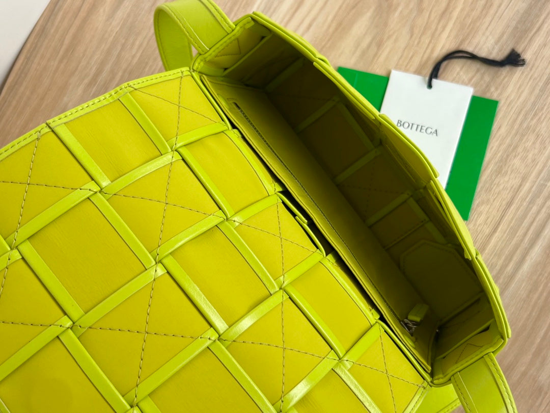 SMALL CASSETTE 23 IN VOLT GREEN CALFSKIN