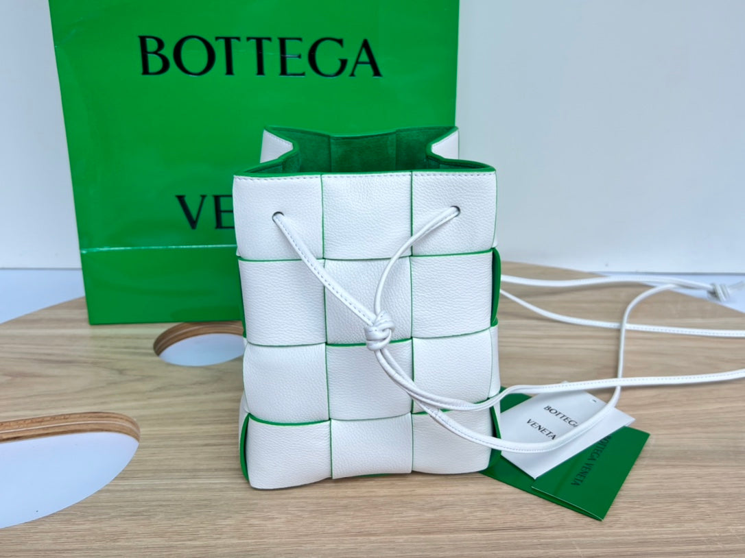 SMALL CASSETTE BUCKET 18 IN WHITE AND GREEN LINING CALFSKIN