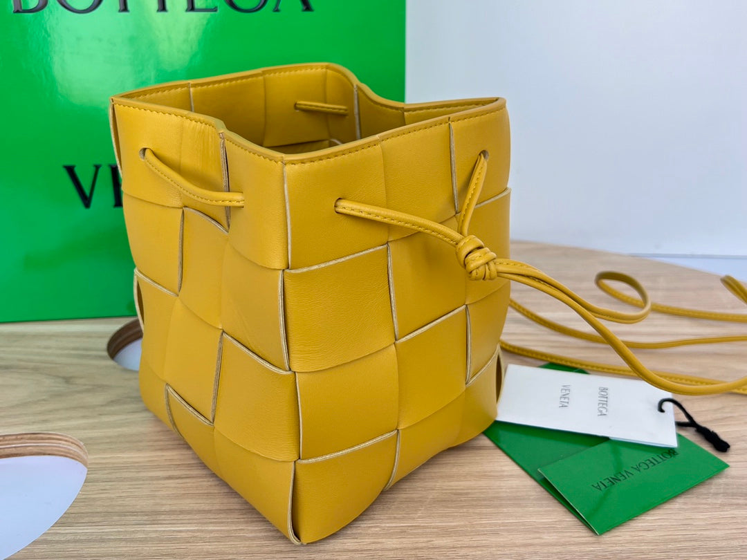SMALL CASSETTE BUCKET 18 IN MERIGOLD CALFSKIN