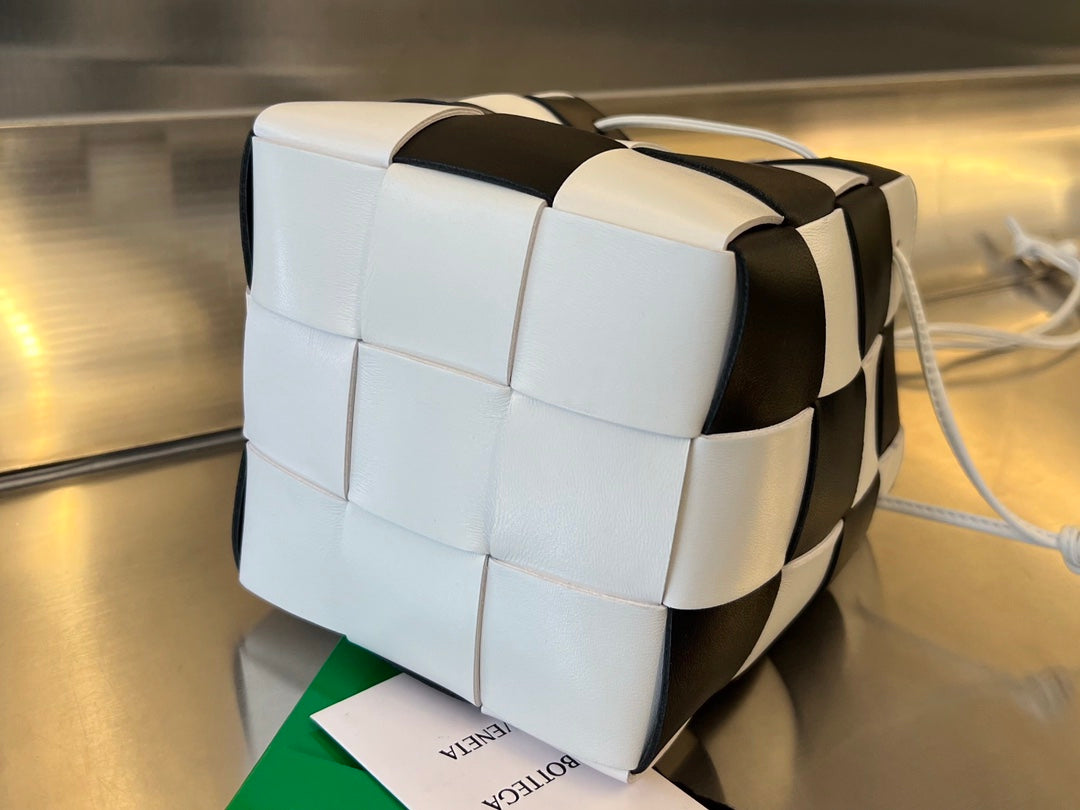 SMALL CASSETTE BUCKET 18 IN WHITE MIX BLACK CALFSKIN