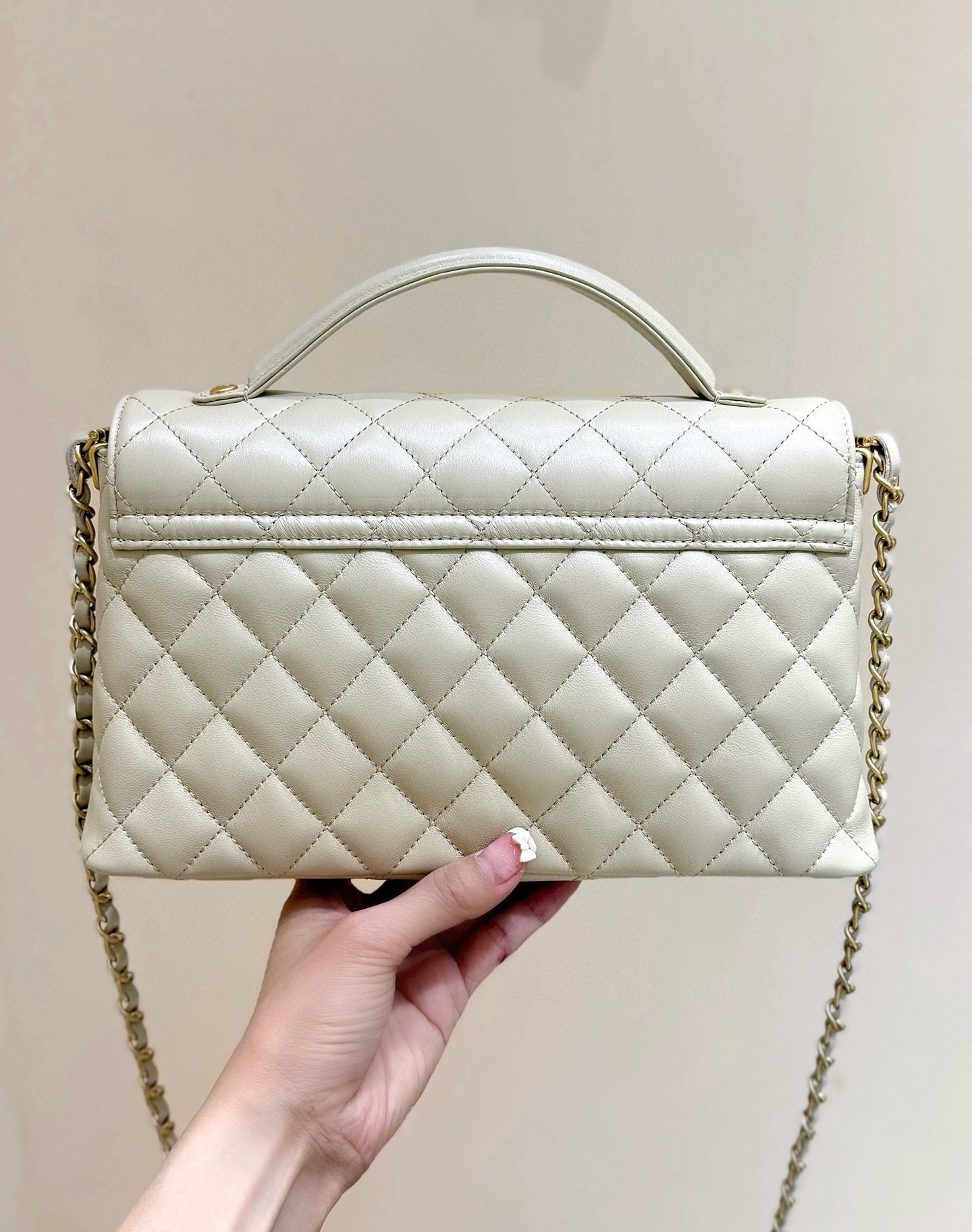 25P KELLY HANDLE BAG 26 IN MILKY WHITE LAMBSKIN GOLD HARDWARE