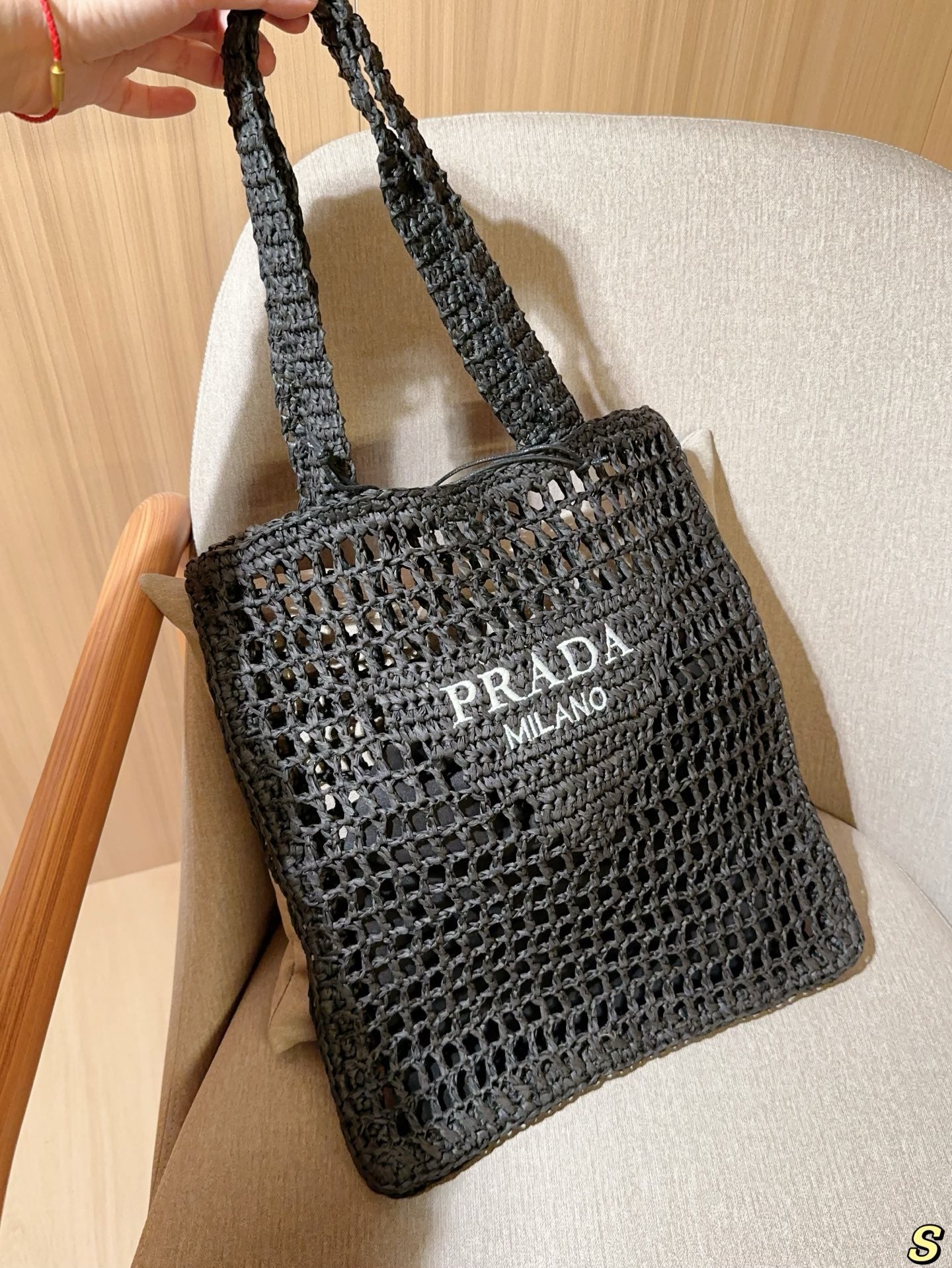 WHITE EMBROIDED LOGO TOTE BAG 39 IN BLACK WOVEN RAFFIA