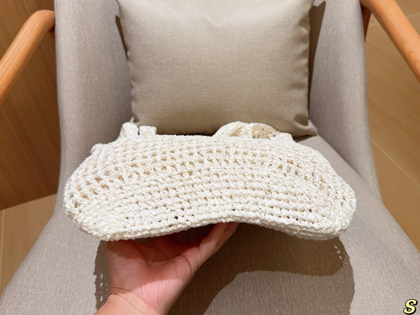 BLACK EMBROIDED LOGO TOTE BAG 38 IN WHITE WOVEN RAFFIA