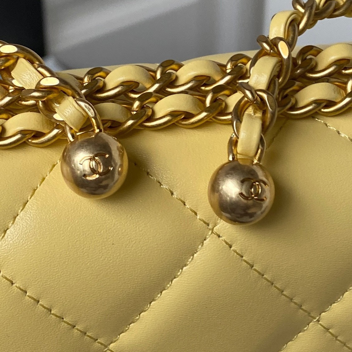 CC 22 FLAP BAG IN YELLOW CORN GOLD HARDWARE