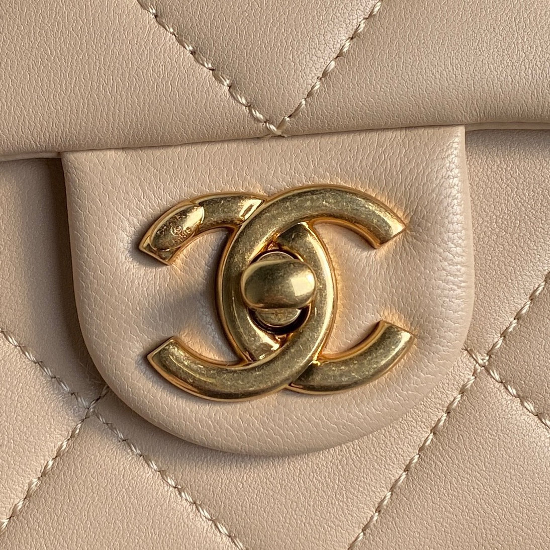 SMALL FLAP BAG 21 IN AKAROA BEIGE CALFSKIN GOLD DOUBLE C THICK CHAIN
