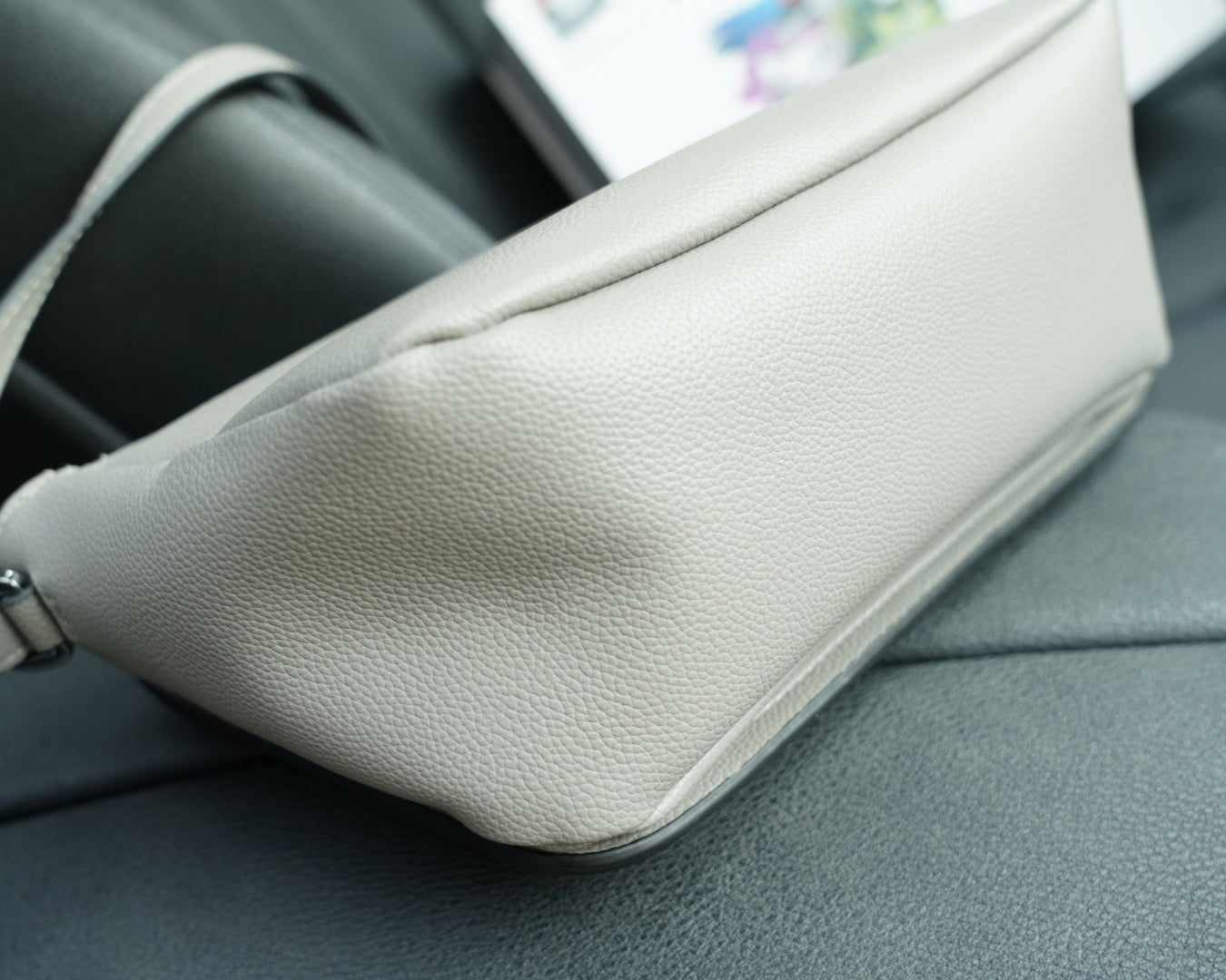 SHOULDER BAG 26 IN PUMICE GREY GRAINED CALFSKIN