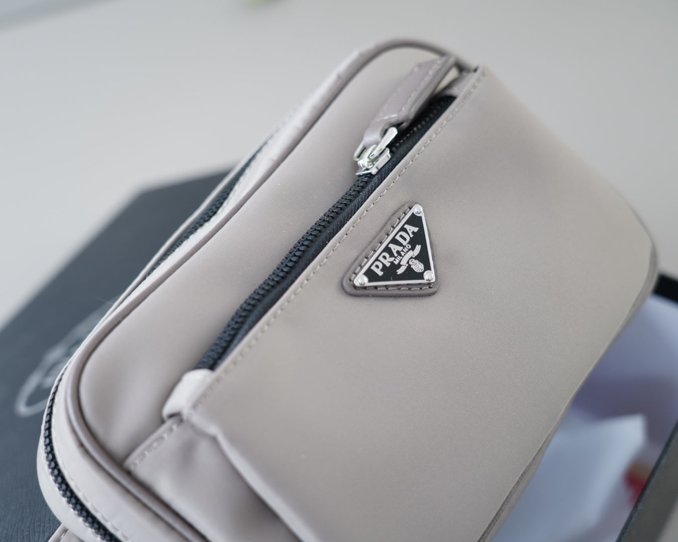 SHOULDER BAG 22 IN LIGHT GREY RE-NYLON BLACK STRAP