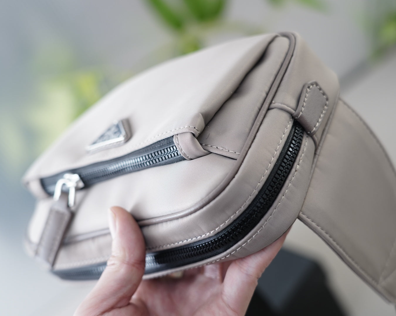 SHOULDER BAG 22 IN LIGHT GREY RE-NYLON BLACK STRAP