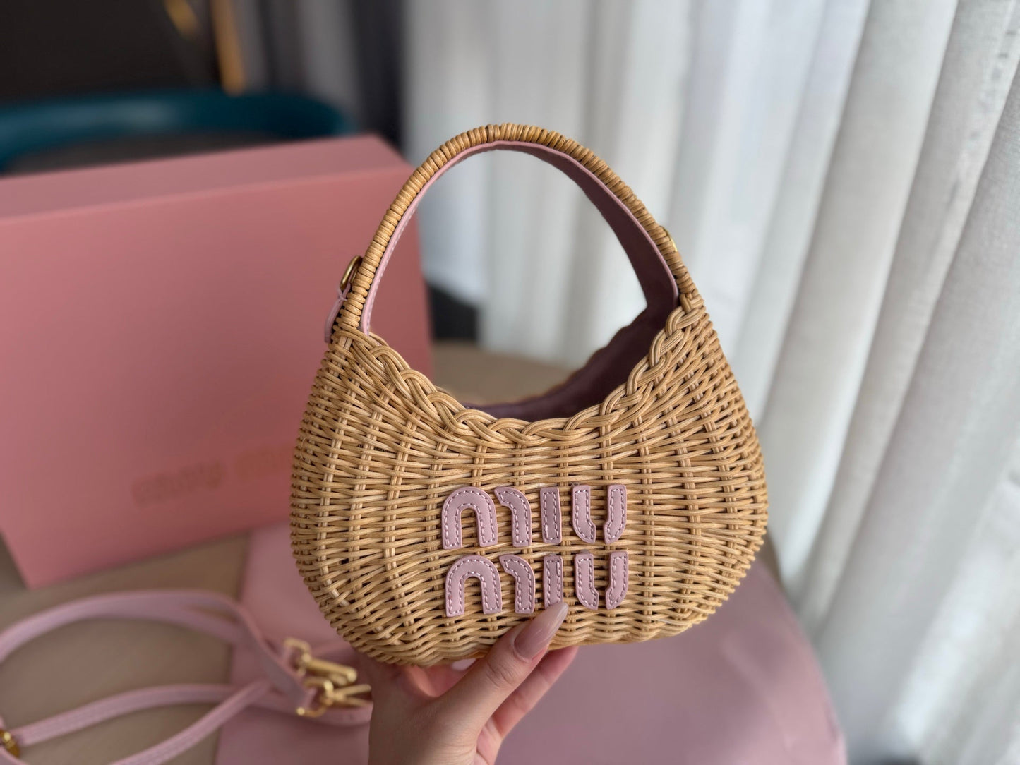 WANDER WICKER HOBO BAG 20 IN BROWN HANDWOVEN WITH PINK CALFSKIN LOGO