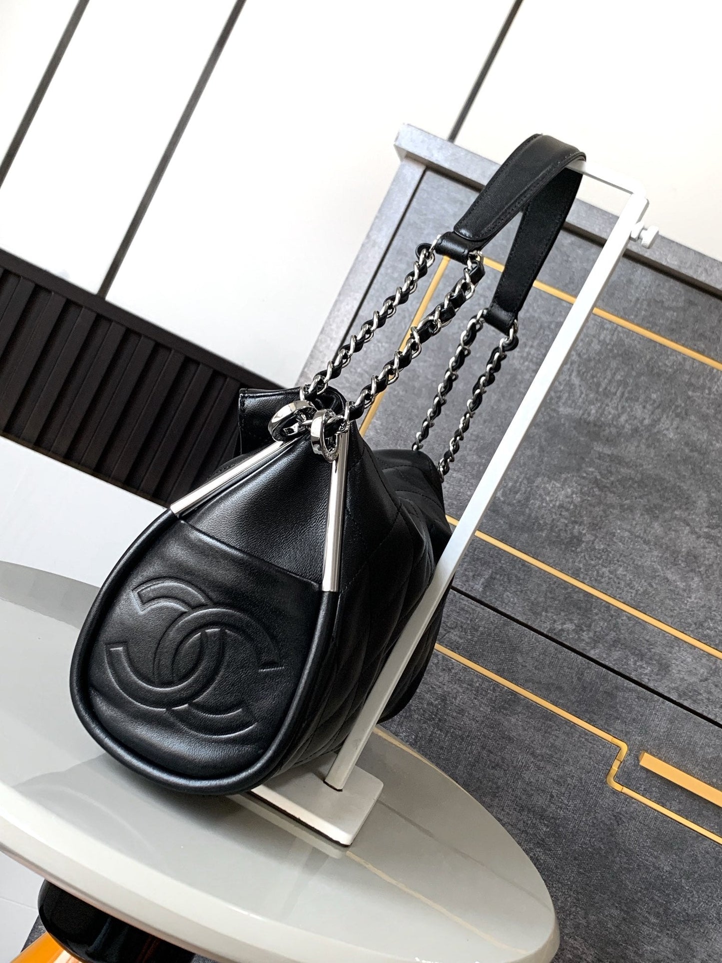 SHOULDER BAG 30 IN BLACK SOFT LAMBSKIN EMBOSSED LOGO SILVER HARDWARE
