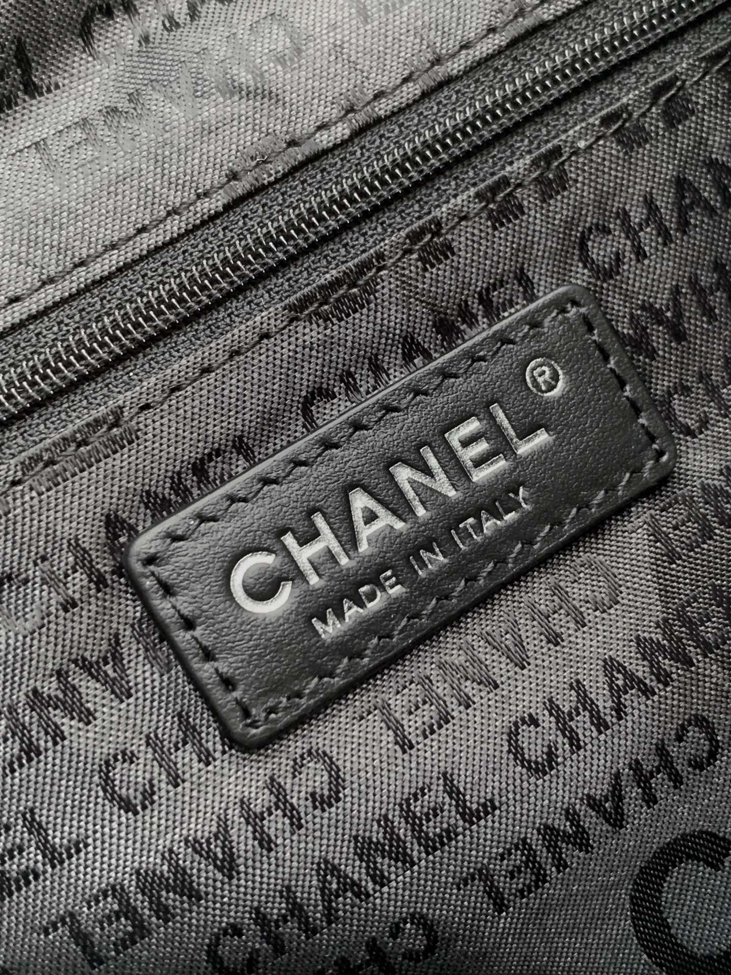 SHOULDER BAG 30 IN BLACK SOFT LAMBSKIN EMBOSSED LOGO SILVER HARDWARE