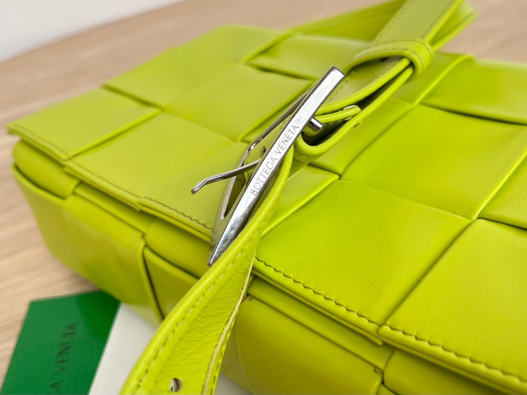 SMALL CASSETTE 23 IN VOLT GREEN CALFSKIN