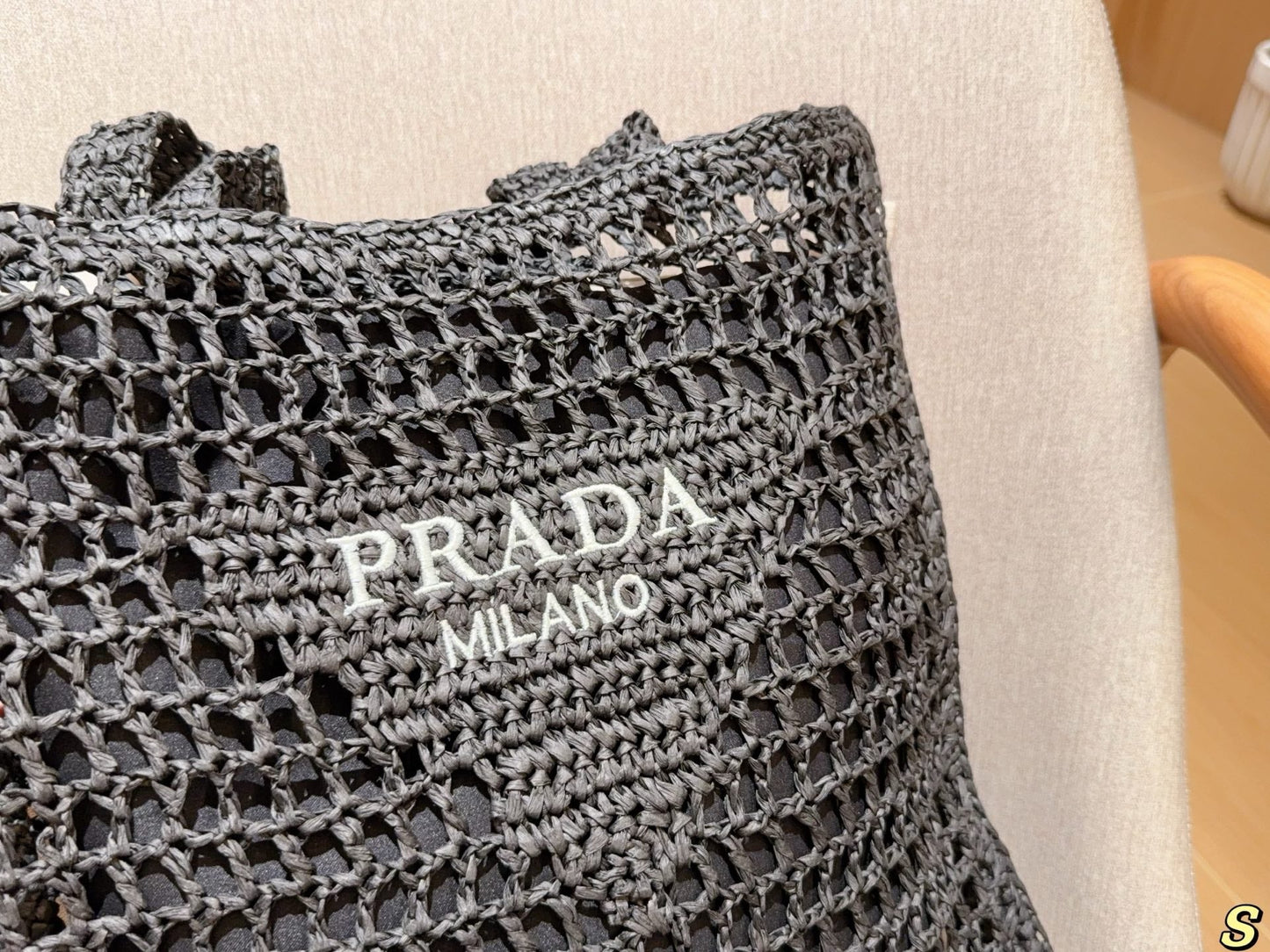 WHITE EMBROIDED LOGO TOTE BAG 39 IN BLACK WOVEN RAFFIA