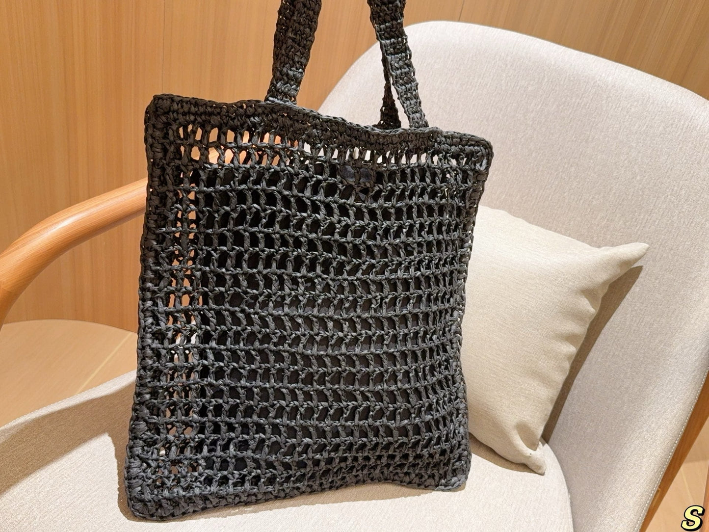 WHITE EMBROIDED LOGO TOTE BAG 39 IN BLACK WOVEN RAFFIA