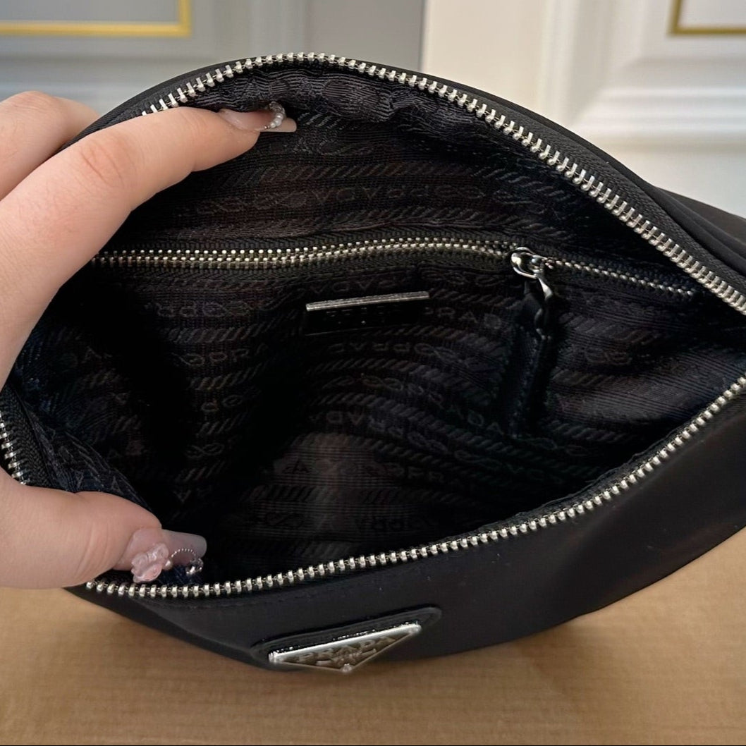 TRIANGLE LOGO BELT BAG 20 IN BLACK RE-NYLON