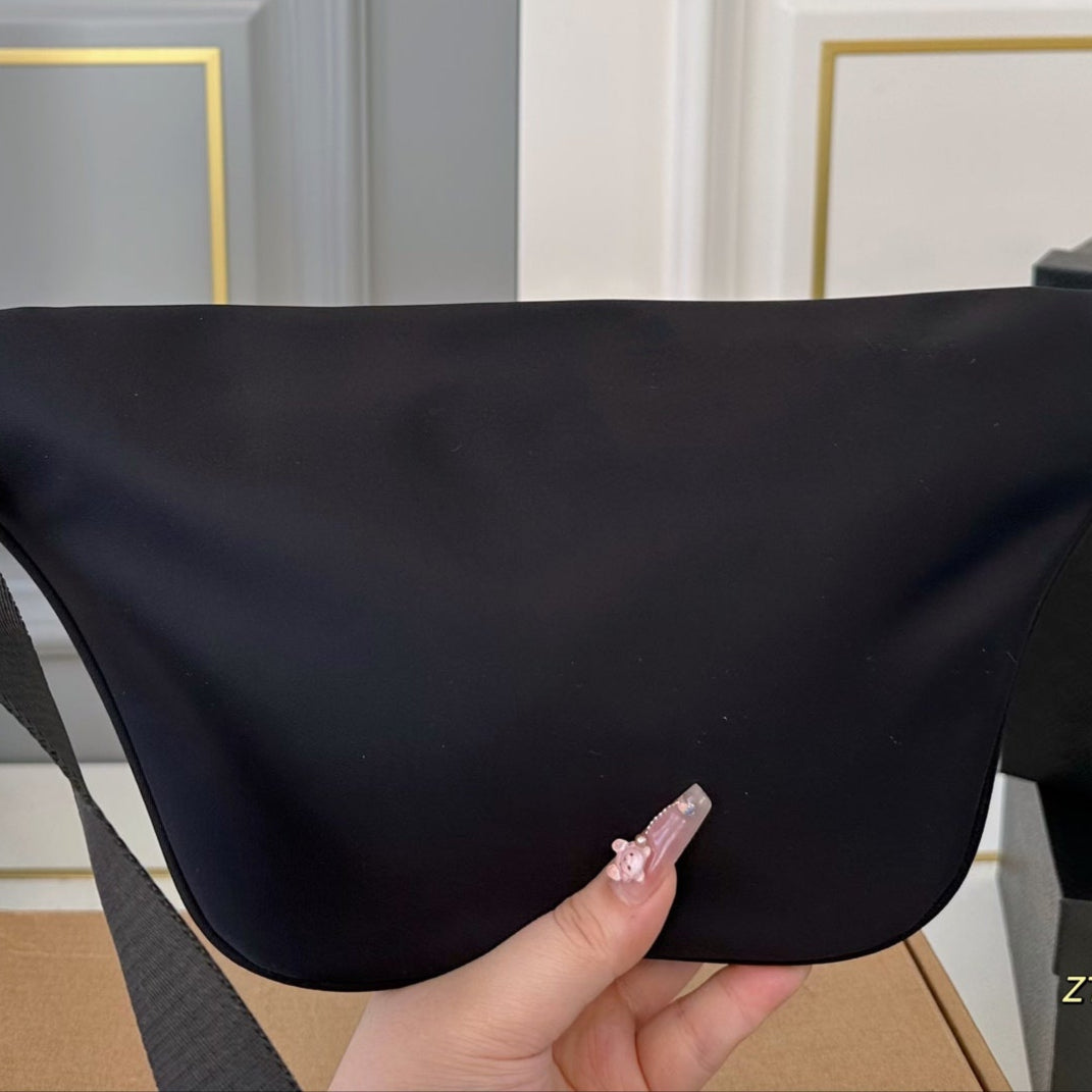 TRIANGLE LOGO BELT BAG 20 IN BLACK RE-NYLON