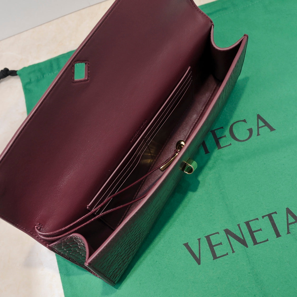 BV Long Clutch Andiamo 31 Burgundy Crocodile Calfskin Ghw