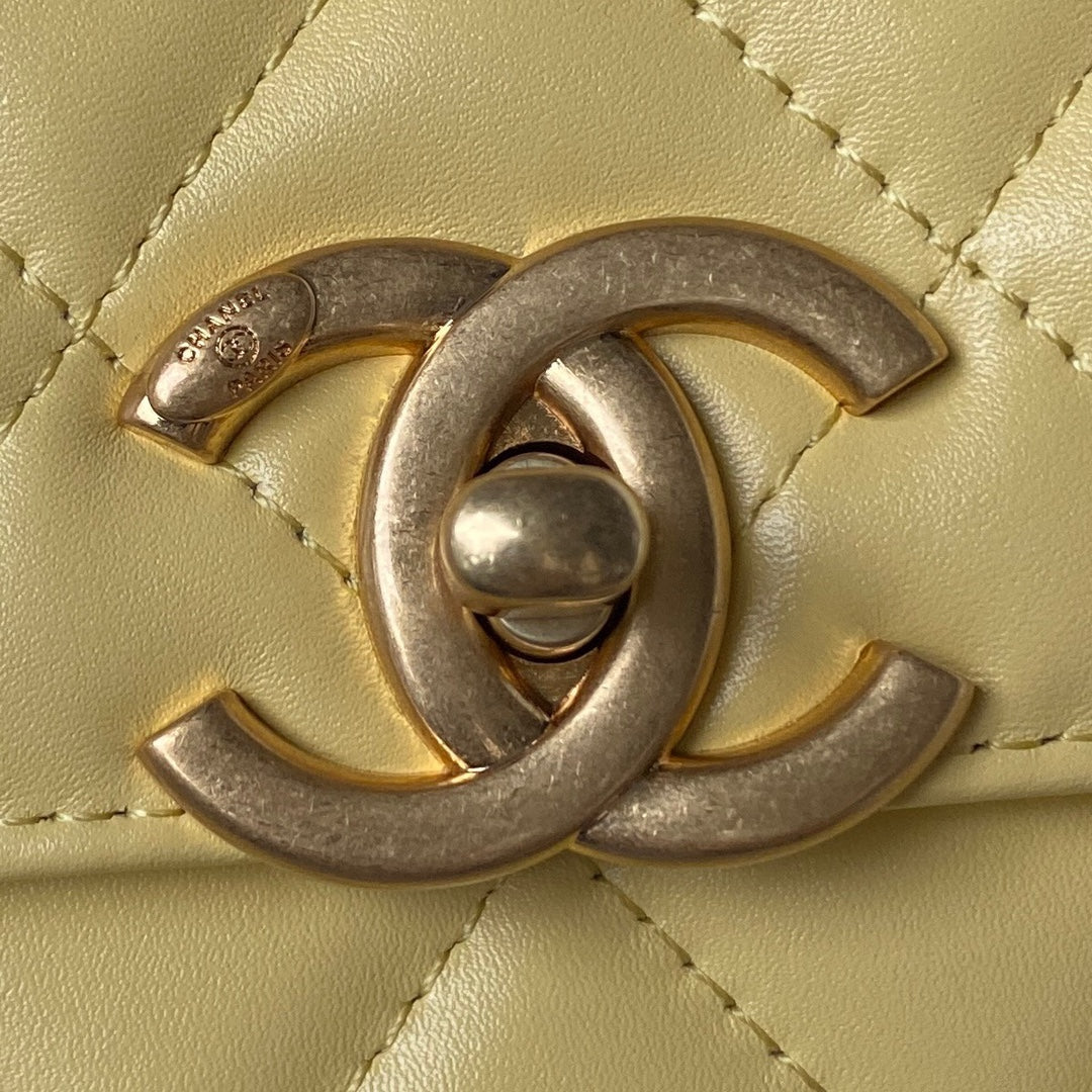 CC 22 FLAP BAG IN YELLOW CORN GOLD HARDWARE