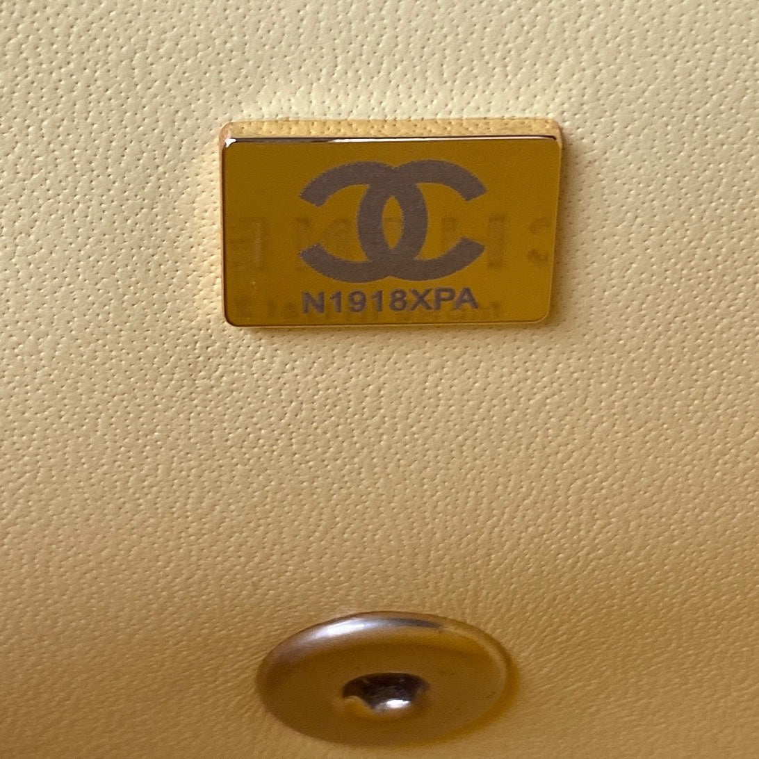CC 22 FLAP BAG IN YELLOW CORN GOLD HARDWARE