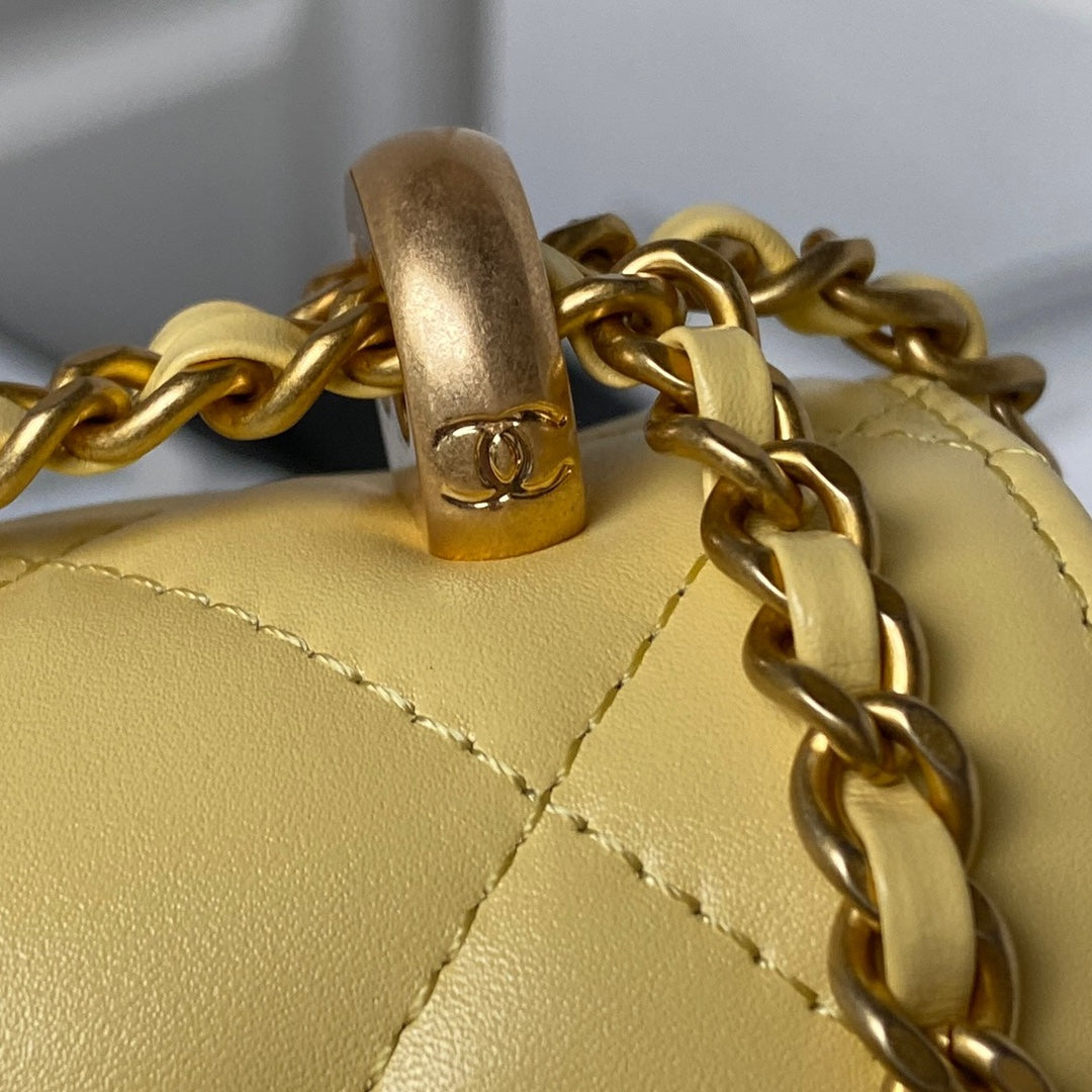 CC 22 FLAP BAG IN YELLOW CORN GOLD HARDWARE