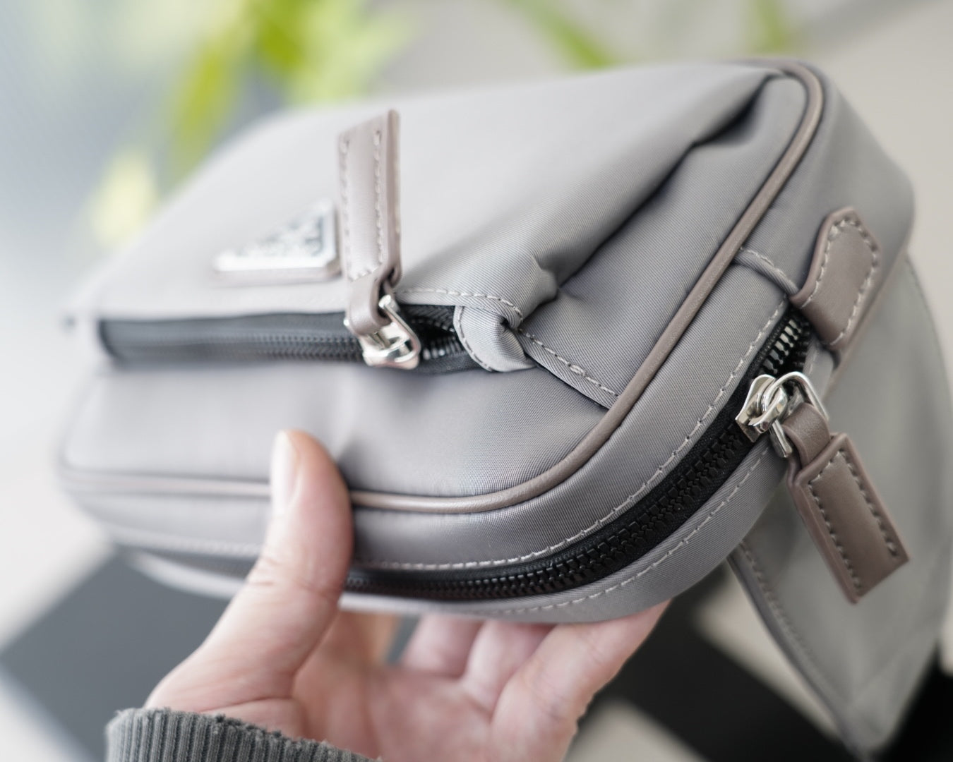 SHOULDER BAG 22 IN OSLO GREY RE-NYLON BLACK STRAP