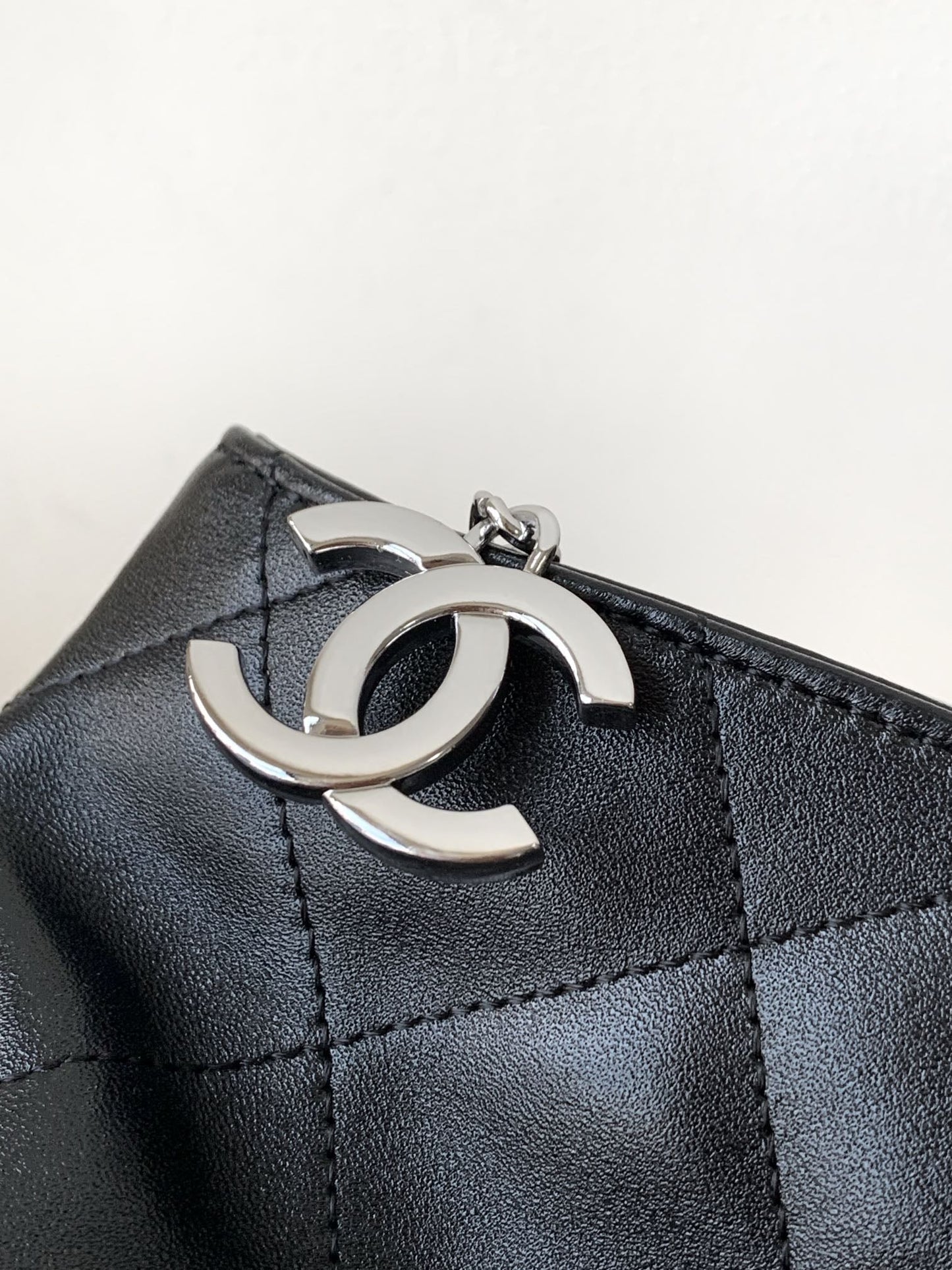 SHOULDER BAG 30 IN BLACK SOFT LAMBSKIN EMBOSSED LOGO SILVER HARDWARE