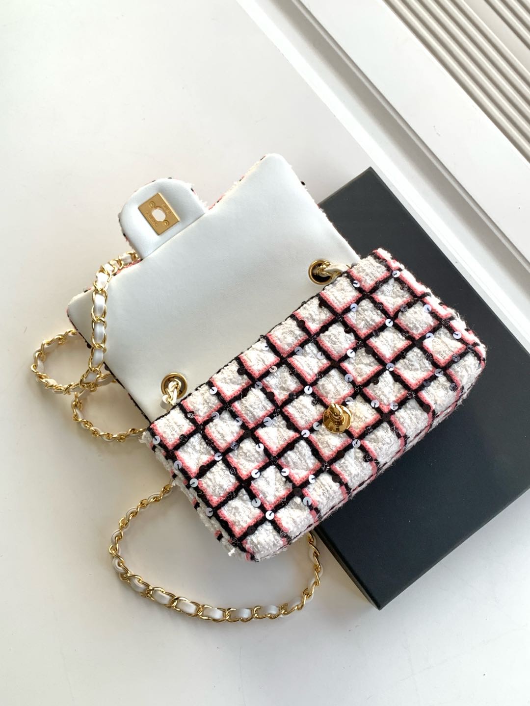 WOOL TWEED FLAP BAG 20 WHITE BLACK PINK ATTACHED SEQUINS 238423